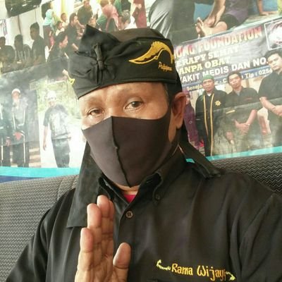 Aku terlahir dari cahaya ilahi yang berjalan bersama angin di tengah tengah samudera angkara.