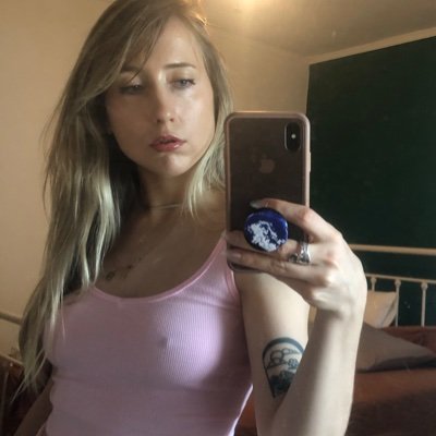 tontinha_total's profile picture. Bimbo rising, brat sun 
She/her