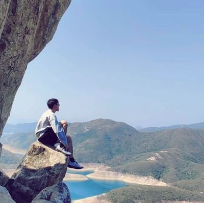 ShineHorace's profile picture. 21🇭🇰 | Graphic designer | Physics student | Freehand illustrator | Logos & brand identity for startups at Open Project, UI design using @bubble 👇🏼