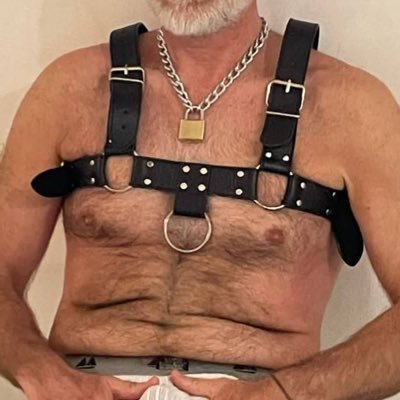 🔞 hairy guys with a fetish for leather, underwear & jockstraps 🐷💦💨 Based in Milan, Italy, love to travel and parTy