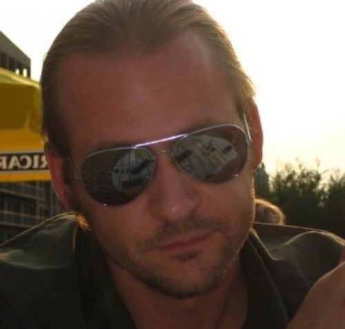 NelissenD's profile picture. Venue manager @popup theater Studio100 + Father of Quinn and the Max. love film, photography, theater, life and social netwerk