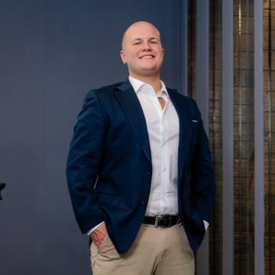 Abogado UCV. Locutor. Maestro en Administración de Negocios y Finanzas. Agente de Seguros. Profesor Universitario.