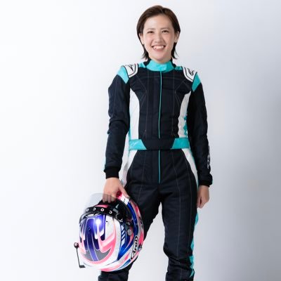 2001年12歳からレーシングカートで国内外のレースに参戦 2014年女性史上初の全日本F3選手権クラス優勝 2020年FCR-VITAとKYOJO CUPでWチャンピオン獲得 文部科学大臣賞受賞 レーシングドライバーとしてレース参戦はもちろん、チーム監督、ドライビングアドバイザーやレース解説、リポーターとしても活動中