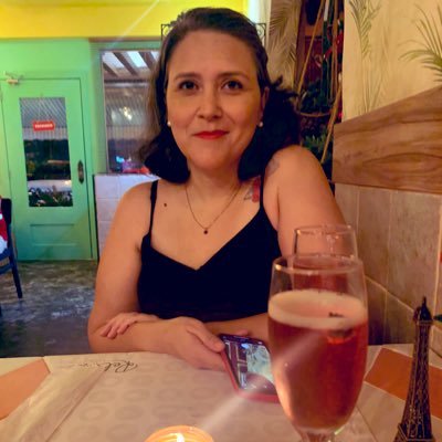 Mãe. Esposa. jornalista. bordadeira. tradutora. completamente sem tempo.
