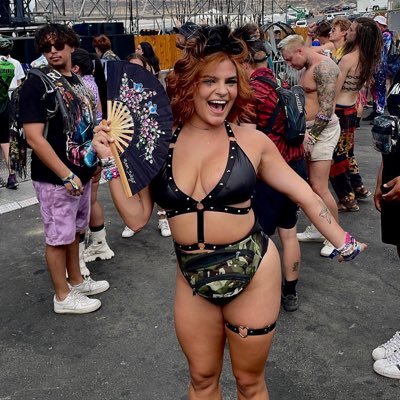 that 23 y/o bi, raver bitch that hates cops. #blm #translivesmatter she/they aries ☼ aries ☽ sag ↑ KEEP YOUR LAWS OFF MY BODY