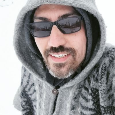 Papá, Rockero, Beatlemaniaco, amante d las TI, entre ahuasao y civilizao, trabajólico, programador, me gusta sacar fotos y doblar globos. Radioaficionado CD3DEV