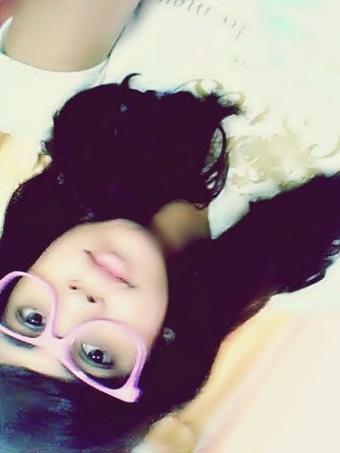 MUITO BIPOLAR, estranha, feliz até demais, e amo meus amigos , Meu verdadeiro twitter @CarolineBergamo ;*