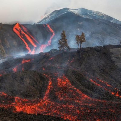 Dramatic documentary on the impacts of 2021 #Tajogaite volcano in La Palma. Now in production Lava Bombs 2: The Reconstruction. Out September 2023.