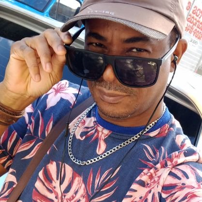 Dir. de Arte, designer gráfico, músico, antropólogo, sexologo, fitness, modelo de cueca e reencarnação de Elvis nas horas vagas.