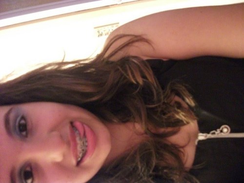 Oi, prazer. Meu nome é Desastrada, meu sobrenome é Idiota e meu apelido é Feliz, bipolar , inconstante, cheia de manias, fresca e  chata.