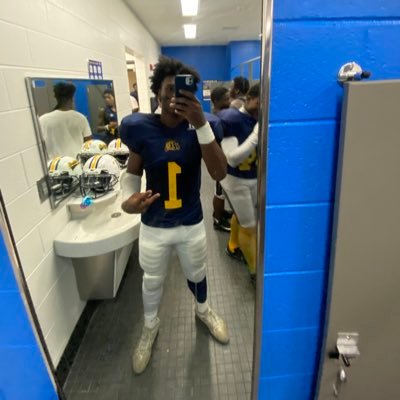 East English village high school • Isaac Vinson 6ft 190 LB • email : Isaacvinson66@gmail.com Class 2023 2.7 GPA Detroit Michigan