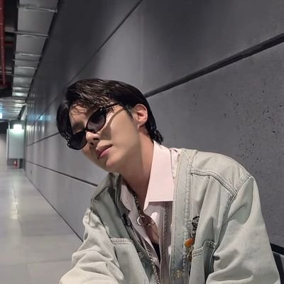 taetae_fm7's profile picture. Bangtan paved the way 
Nam best lider
Jin silver voice
Yoongi best raper
Hobi best dancer 
Jimin unico it boy
Tae idol of idols
Jk best vocal