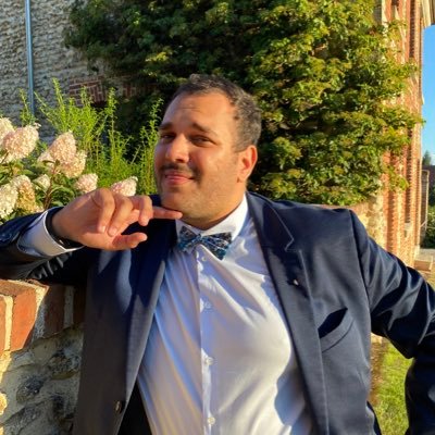 Professeur agrégé de musique. Chanteur, violoniste et chef d’orchestre et de chœur. Militant @partisocialiste . République socL, univL et laïque.. .