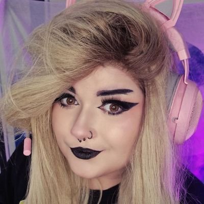 I'm a variety small streamer who wants to make people happy! Come and join my discord if you'd like to be part of the MoonCats🐱🌙🌌 all links are below ❤️