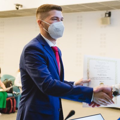 Medico chirurgo, specializzando in Ortopedia e Traumatologia ⚕️🦴. Classe '97, milanese e interista (a giorni alterni).