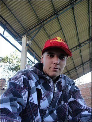 Se eu escrever coisas boas de mim, estarei se achando, se escrever coisas ruins quero ser paparicado, então julgue uma própria bio pra mim :3