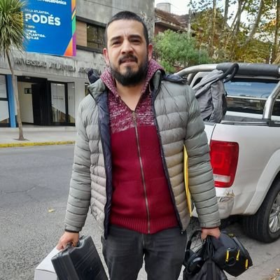 Antropólogo, obrero audiovisual y realizador de videopolítico. Papá de Aurora, de la U de Chile de sangre y Quemero por adopción.