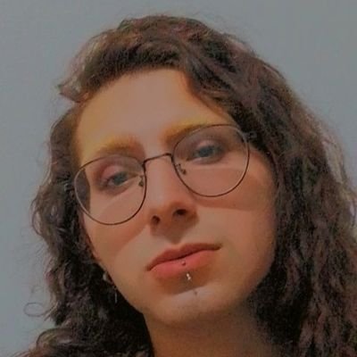 Ela/Dela
Artes Visuais - Unesp bauru
Artista, travesti nb, magista e mestra em piadas sem graça.