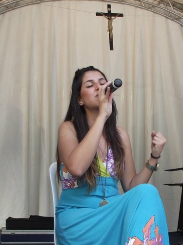 Cantora católica,estudante,amo a vida e as pessoas,livre indo além da onde estou,indo das asas do Senhor!Ligada ao céu pra ser livre na terra!