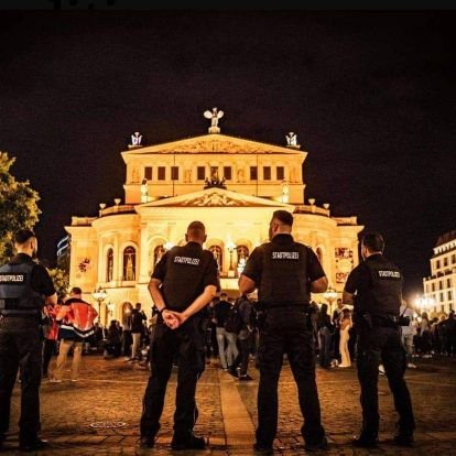 Erwachsenenerzieher, Vater, Knicks-Fan, Dorfkind durch und durch. Niemals AfD! Privat hier! 
Cop, Dad of 4, Knicks Fan, FCK RCSM!