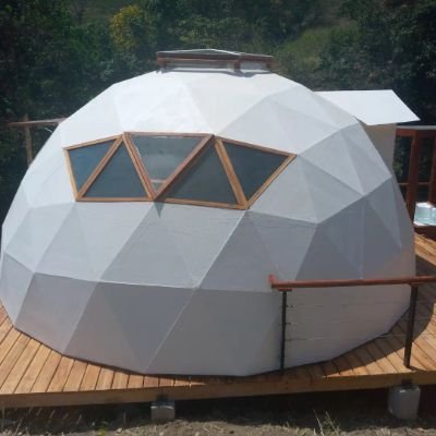 Construcción de domos geodesicos para glamping y vivienda