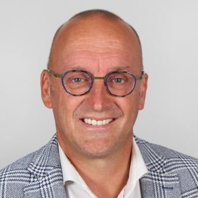 Liefhebber van Fryslân. Schrijver van De Friese Maffia. Geniet van gezin, basketball en golf.