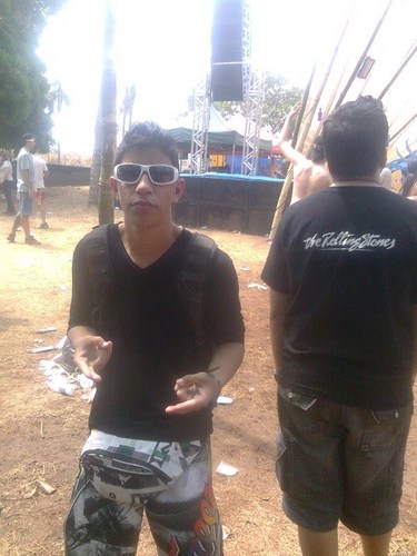 SINCERO  , extrovertido faço de tudo um poko  kk