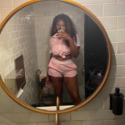 g0chanelurself's profile picture. Dark skin & stuck up 😝🇯🇲✨🦋