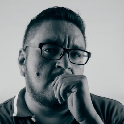 Parte del elenco que llora detrás de los jueces de American Got Talent Temporada 3-9 // foodie, coffee, synths, music, dogs, neón and robots.