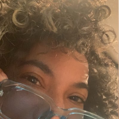 Queer mess trying my best. I like to smoke my weed, read my books, and mind my business. MFA Performance + Performance Studies. 💚💕