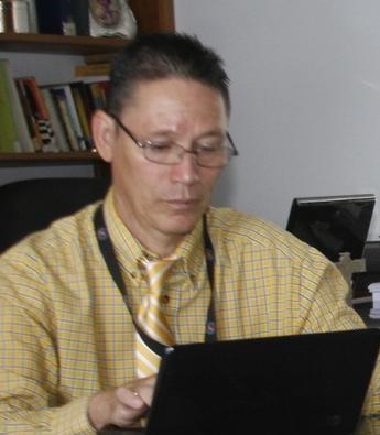 Periodista y asesor en comunicación, egresado de la Universidad de la Habana, Cuba y de la Escuela Superior del Konsomol, Moscu.