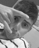 Tenho 16 anos, sou um moleque: feliz, extroverdido, pateta, amigo, carinhoso, complicado, irritante, tímido... E amo muito a minha família/ amigos. ♥