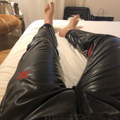 36 yr old // 18+ to follow - Loved living in Berlin. #trackies #chav #gear #kink