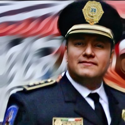 El Policía SSC-CDMX que transmite por radio comercial en @Kebuenaoficial 92.9 FM, @yaparateoficial y @eltlacuache40 101.7 FM #ReporteVial 🚁 #Biker