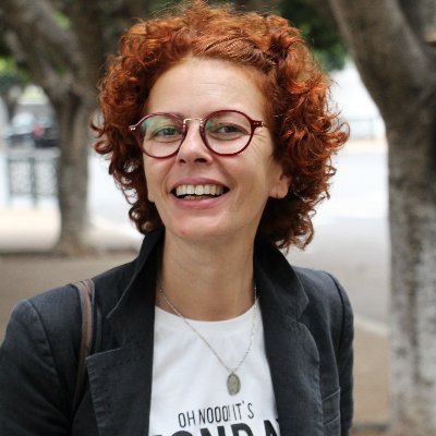 Monia Touiss est une artiste plasticienne céramiste et graveuse.