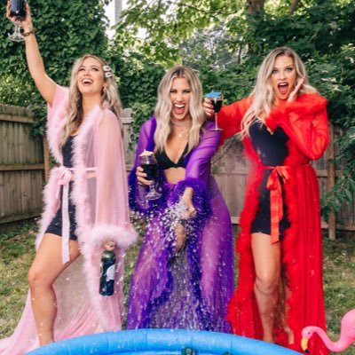 Dozzi (sounds like Ozzy!) • Sisters Andrea, Jesse and Nina • Made in Aus 🇦🇺 Living in Nashville 🇺🇸• “Wine Me Up” 🍇☝🏼 Out NOW! ⬇️