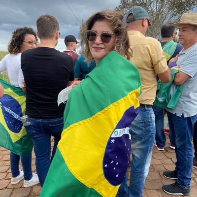 Analista de TI, Gremista 💙🇧🇼💙, Conservadora, armamentista, balizada no tripé DEUS, PÁTRIA e FAMÍLIA.
💯% #Bolsonaro - 1000% BRASIL 🇧🇷 - 💯% SDV 🤝🇧🇷