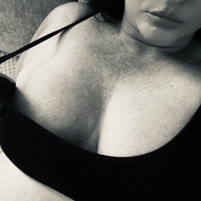 dm chats🔞 OVER 18s 🔞 £££ +size curvy natural, food fetishes, requests taken. big bottom, big top… @justelise_19 Instagram