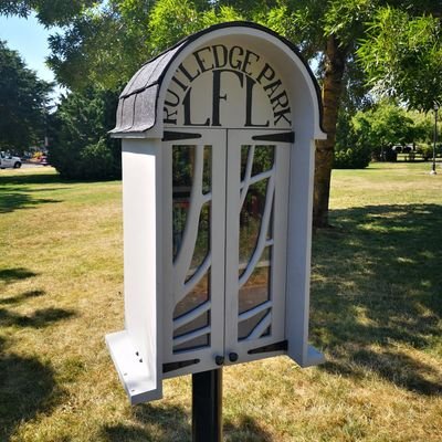 I am a #littlefreelibrary living in Rutledge Park in #Saanich, BC, #Canada. I enjoy music in the park, promoting community, literacy, sharing, and books!