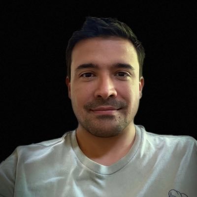 Papá de una hermosa niña, empresario y docente.