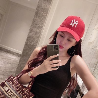 Born in Bangkok, Thailand, like to travel, make friends, play golf, work in a beauty salon, single for 2 years, you can follow me if you like to make friends❤️