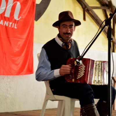 Ventrílocuo , actor , cantautor , músico en bandoneón y guitarra , bailarin de tango - contrataciones richardmovacel@gmail.com 00 598 99160390