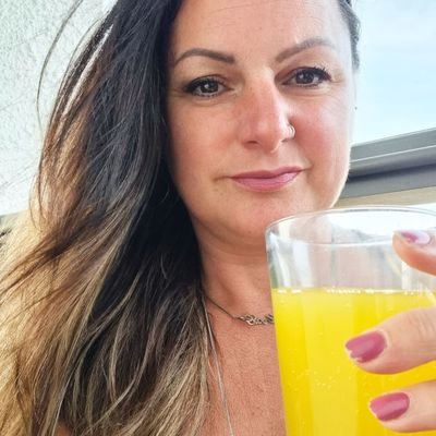 Kelly.
Eater, drinker. Strong opinions. Untidy. Lover of shoes. A bit sweary.
Insta: thisandtatt