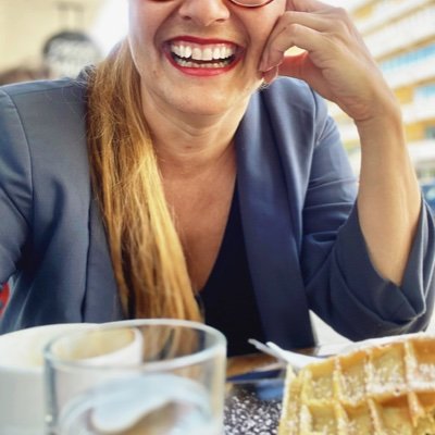 martavines's profile picture. Poemario #DeSaturnoANeptuno IG/lunaquehiere La belleza de lo sublime es una oportunidad de ayudarnos a salir de los pozos de insolidaridad que habitamos