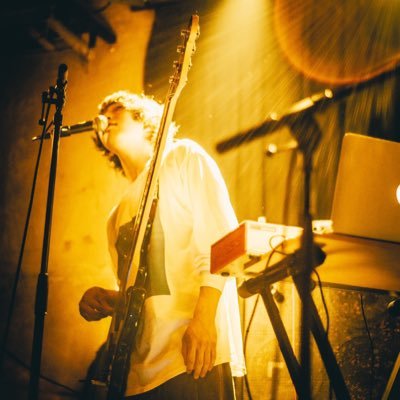 ベースを弾いている。ノウルシ(@_nourushi) どうぞよしなに。↓最新アルバムここから