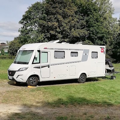 Nous sommes un duo passionné de camping car et de van aménagé, qui partageons nos expériences et nos conseils à travers notre chaîne YouTube.