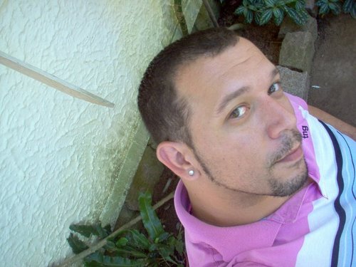 Realista, objetivo e determinado. Felicidade algo a ser construído, amor algo a ser desvendado, eu, algo impossível de domar...