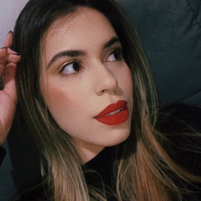 “Proteje-me como a menina dos teus olhos; Esconde-me à sombra das tuas asas.” Salmos 17:8 🙏🏻🦋✨