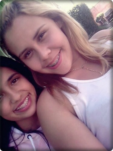 meiga,sincera... amo apenas quem vale a pena amar......chorona,carinhosa,mandona... o resto so conhecendo para saber.