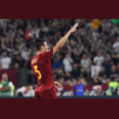 Eldor Azamatovič Shomurodov è un calciatore uzbeko, attaccante della Roma e della nazionale uzbeka.